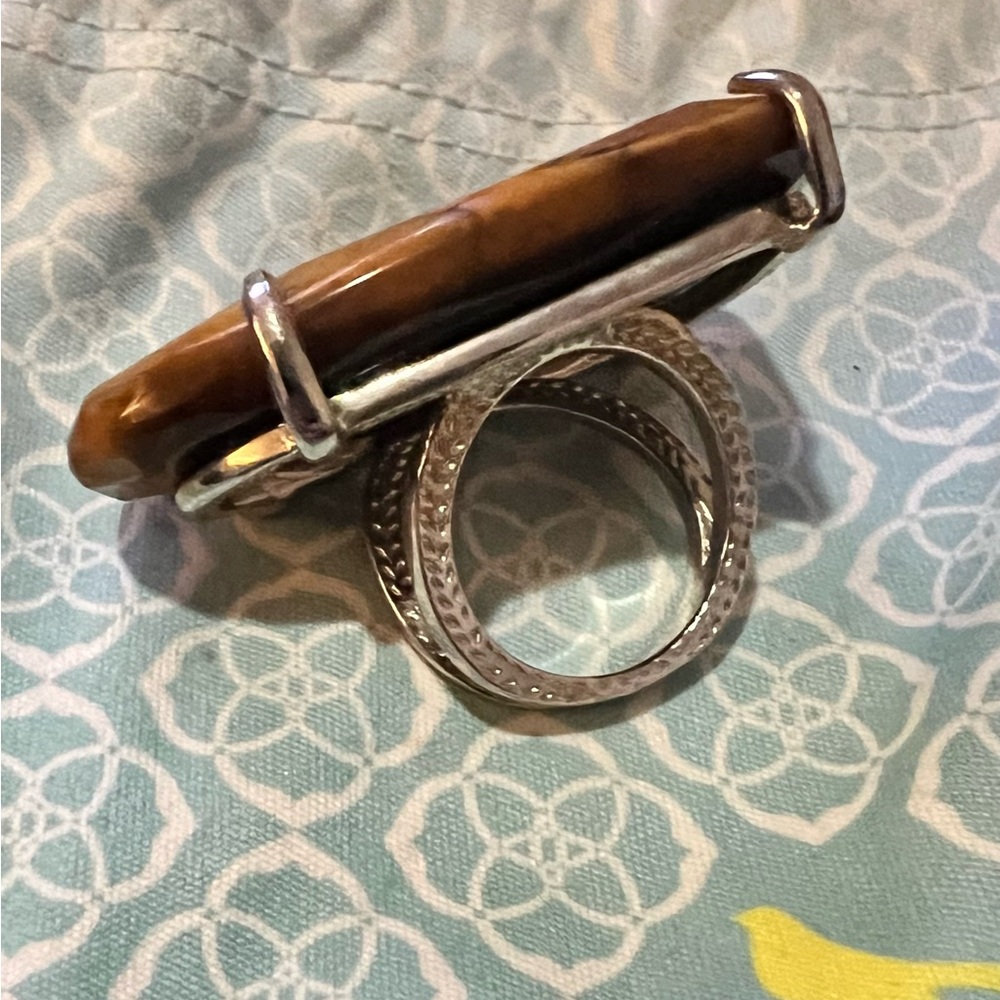 Kendra Scott Statement Ring.Size 7/7.5
*Picture included with measurement*